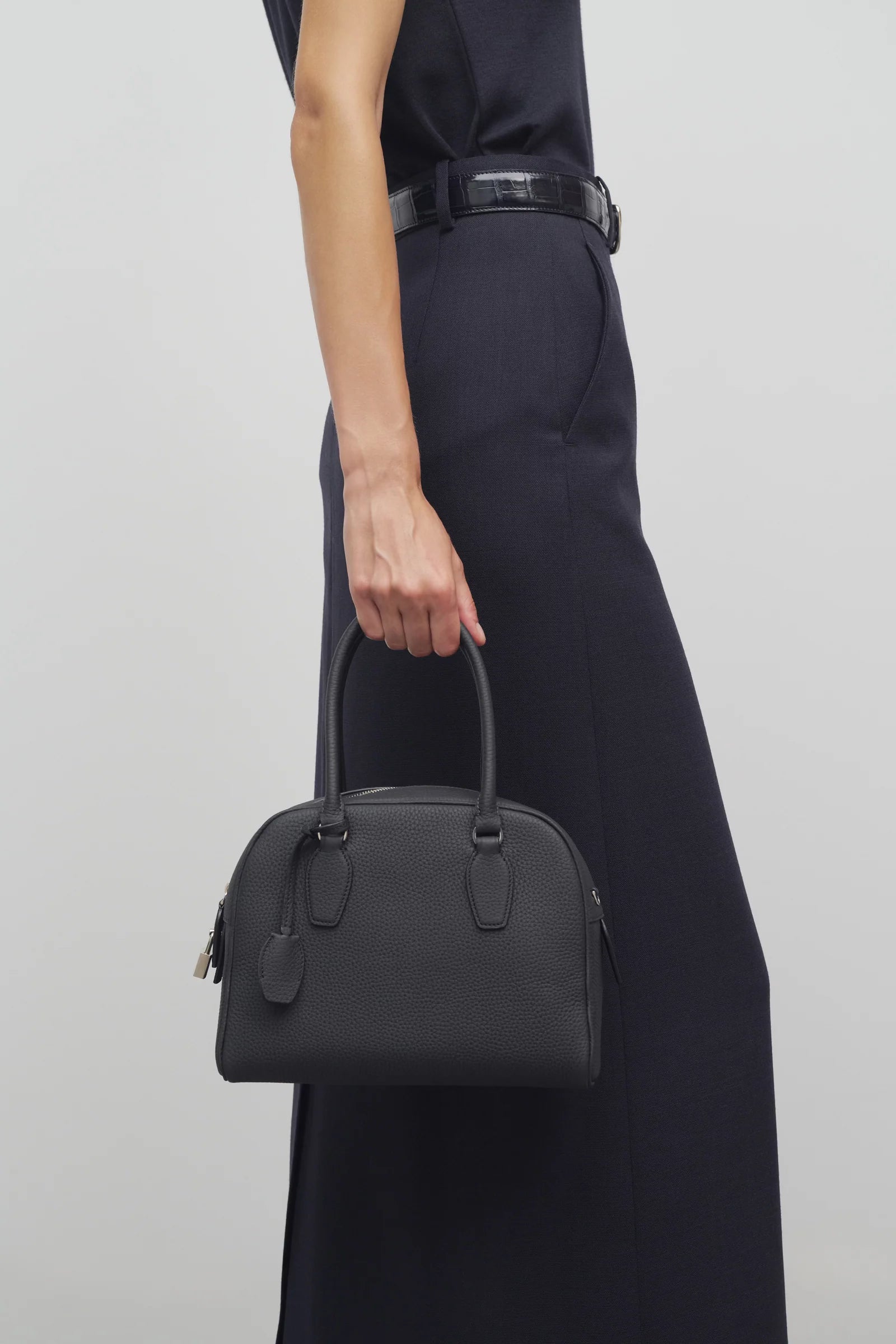 【SALE】THE ROW INDIA 10.00' HANDBAG India 10.00 Bag Black in Leather – The Row