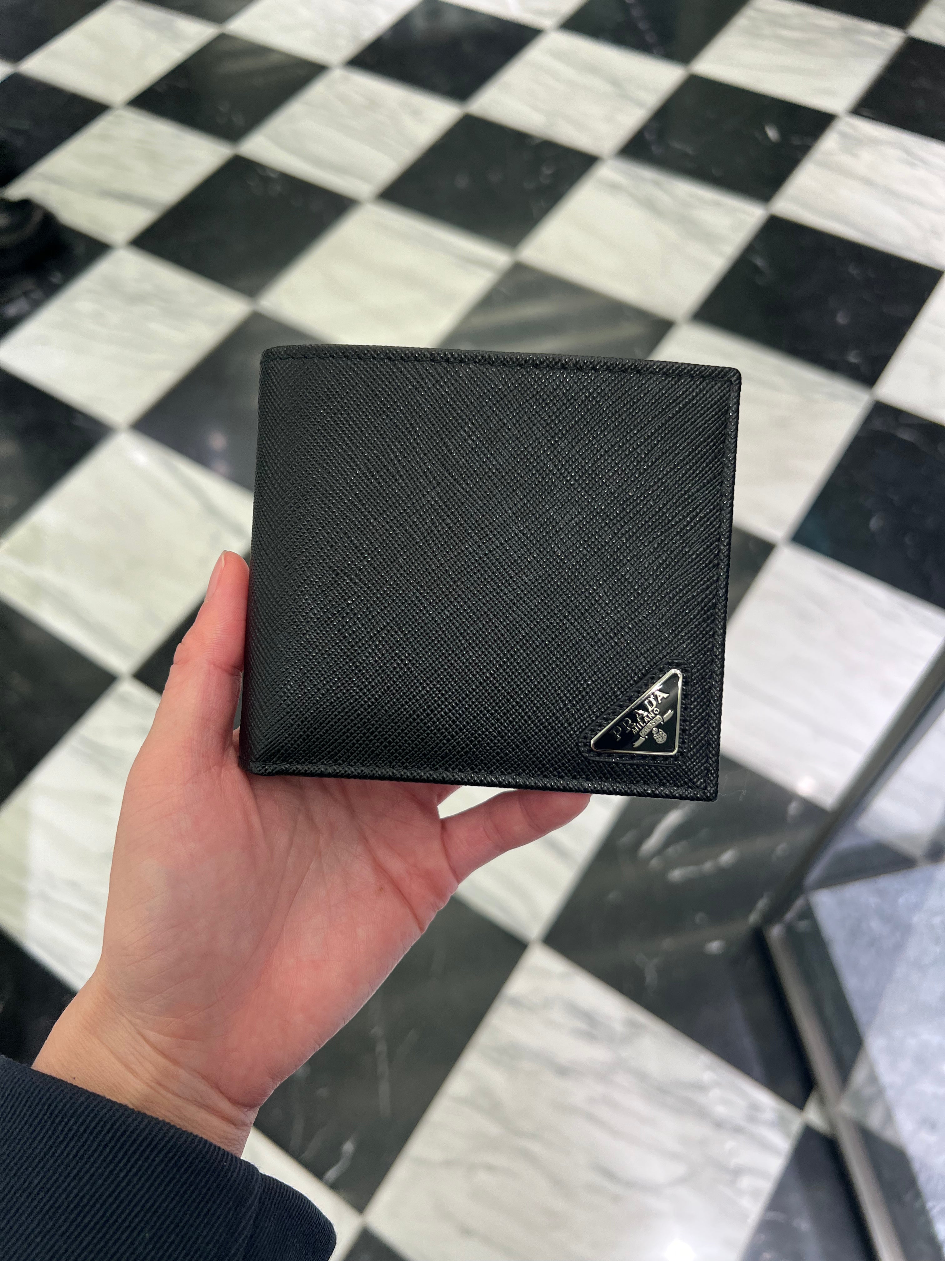 Prada Wallet store