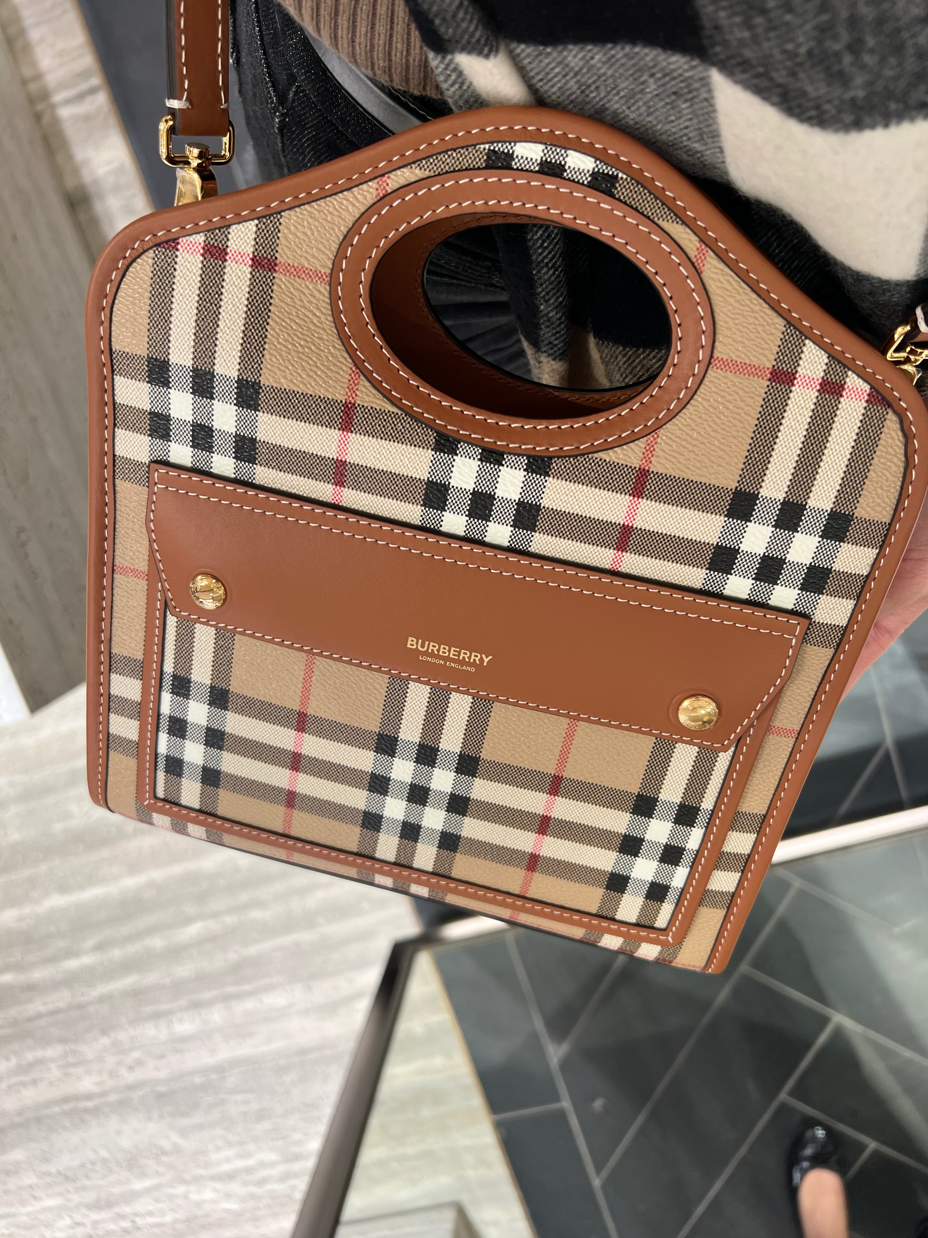 Burberry pocket bag discount