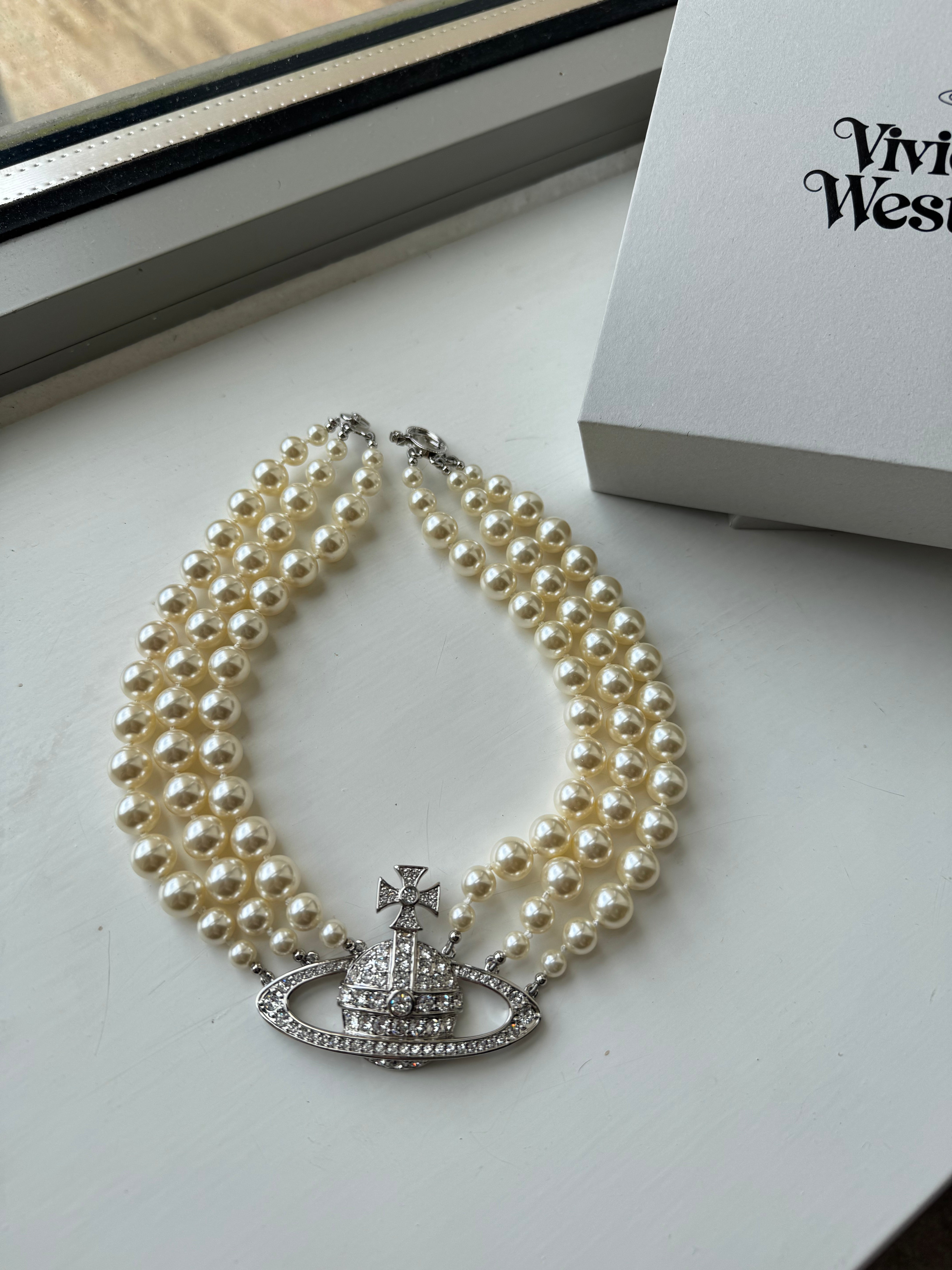 VIVIENNE WESTWOOD Triple-Row Faux-Pearl Orb Pendant Choker Brass(2