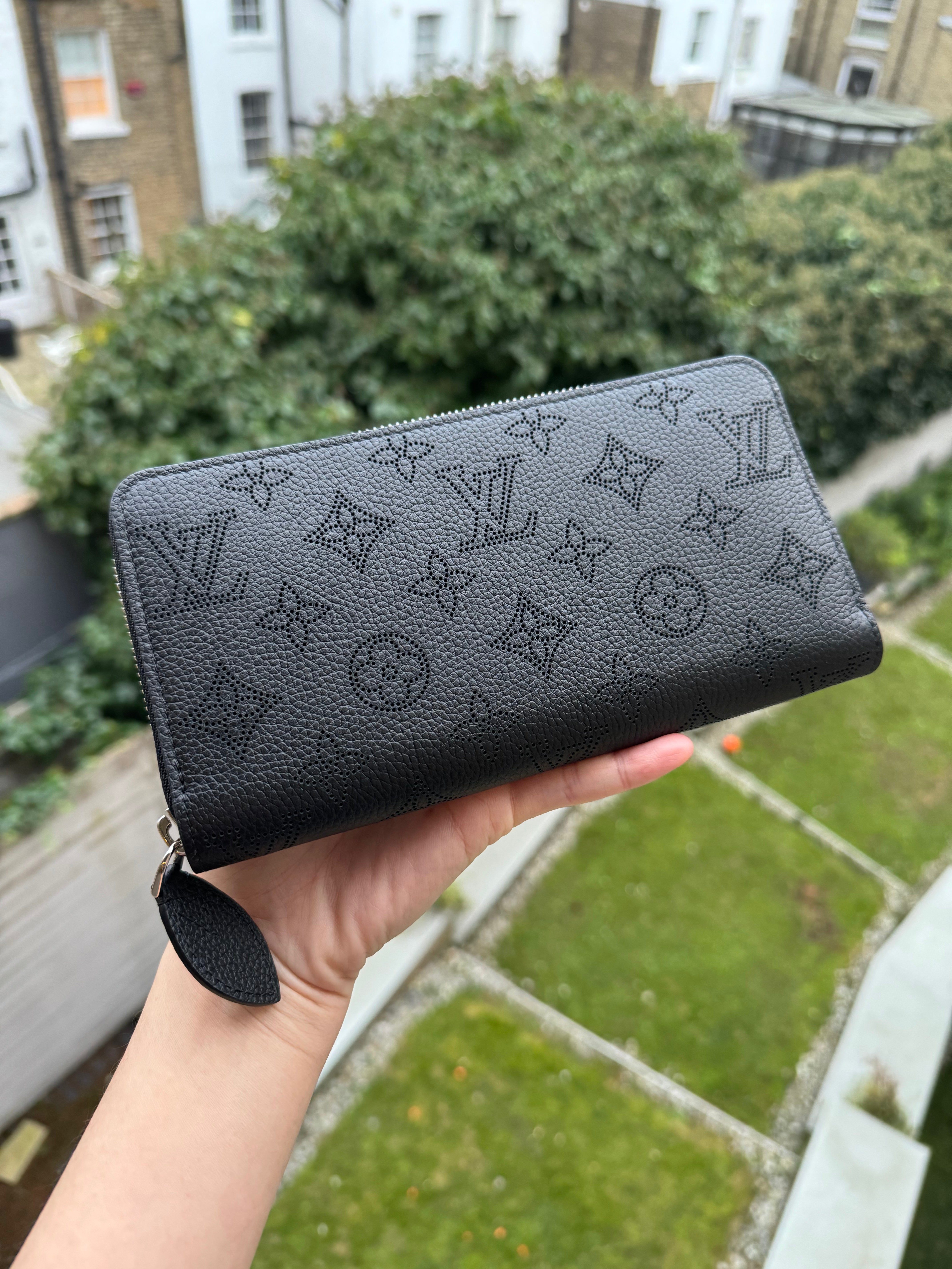 LOUIS VUITTON M61867 Zippy Wallet Mahina Leather(Black