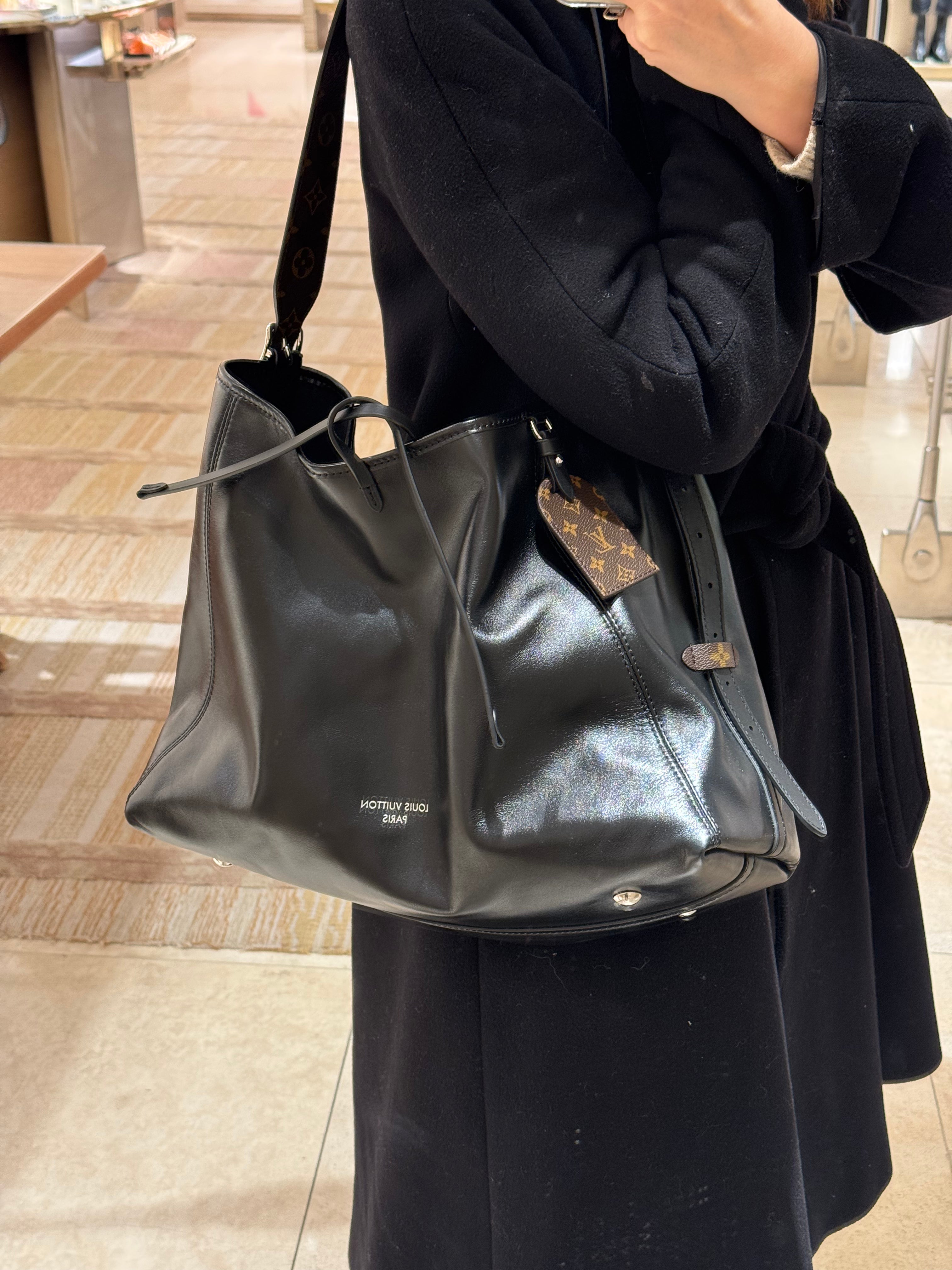 LOUIS VUITTON M25143 CarryAll Vibe Bag Lambskin(MM/2 Colors