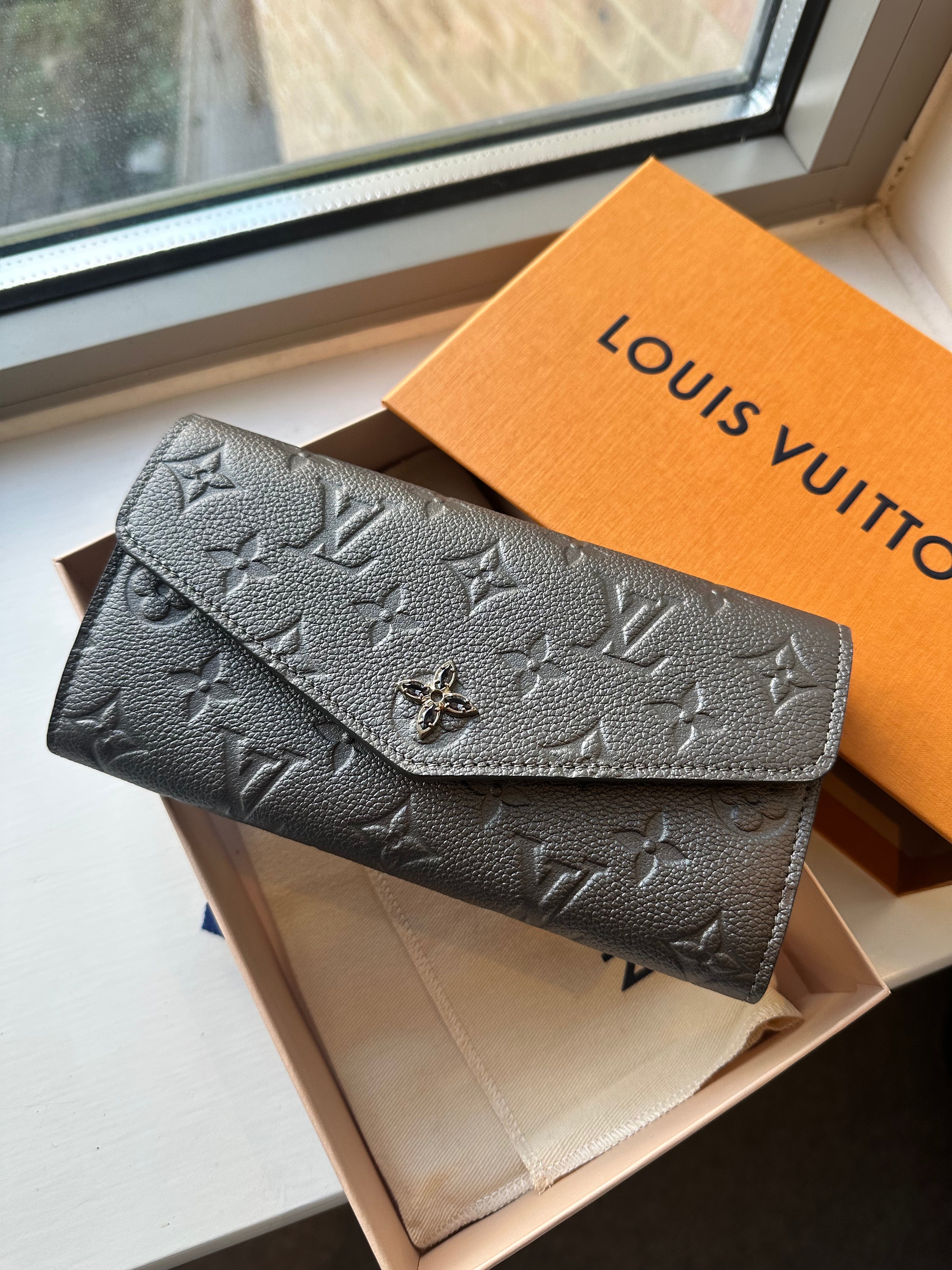 Louis Vuitton Crossbody Wallett hotsell WOC Sarah