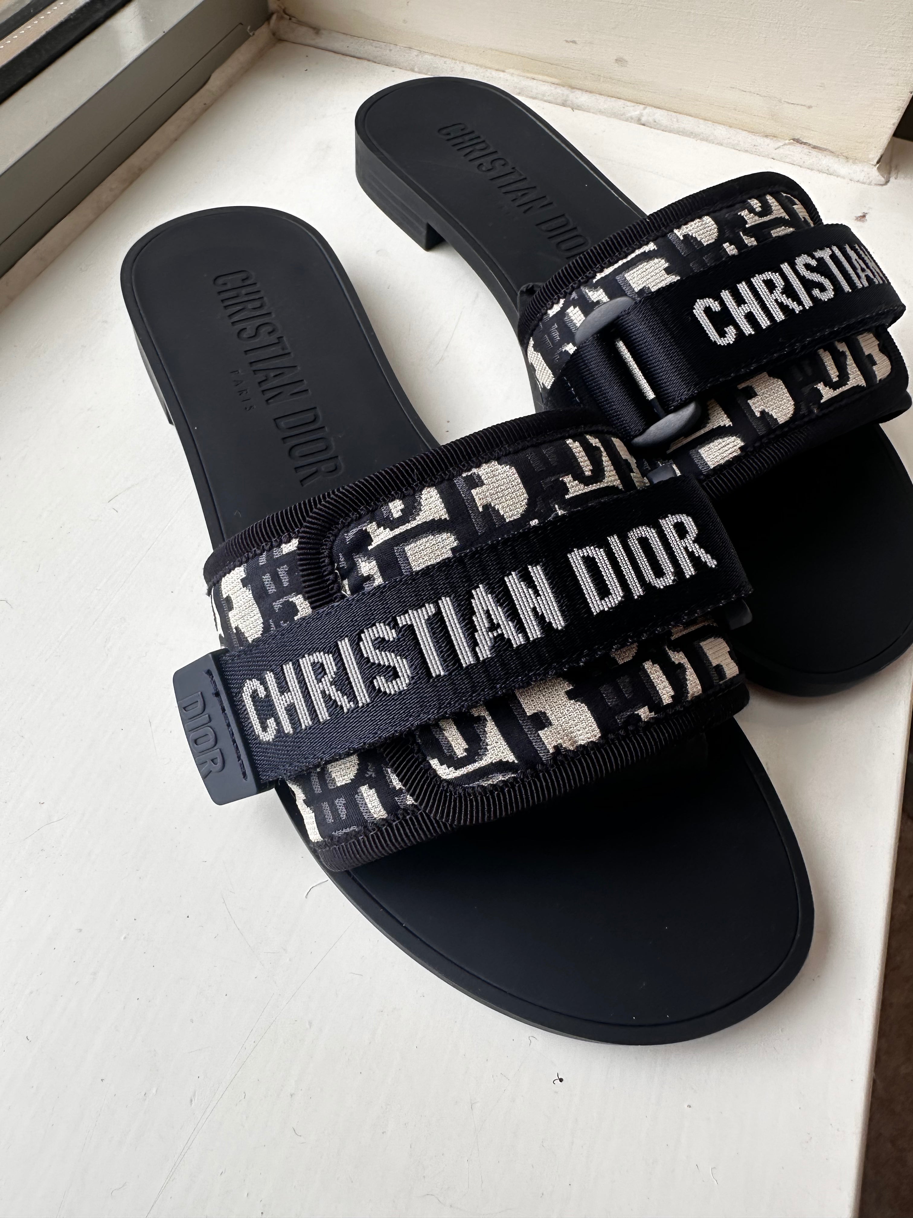 【正規品】ディオール サンダル Dio(r)evolution Slide Dioriviera Dio(r)evolution Slide White and Denim Blue Toile de
