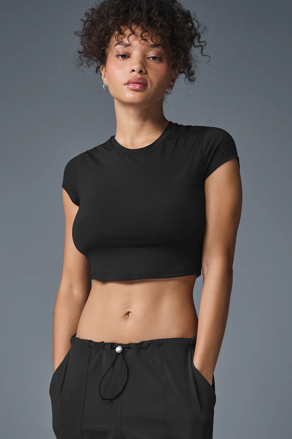 【新品未使用alo soft crop finesse short sleeve ALO Yoga Soft Crop Finesse Short Sleeve 尼龍短褲(多色