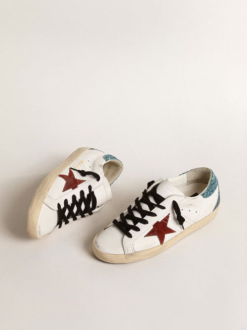 GOLDEN GOOSE Women’s Super - Star with burgundy suede star and light blue glitter heel tab | 黃金鵝 黃金鵝 女款 Super - Star 搭配酒紅色麂皮星星與淺藍色亮片後跟標籤(白色) - LondonKelly 英國名牌代購
