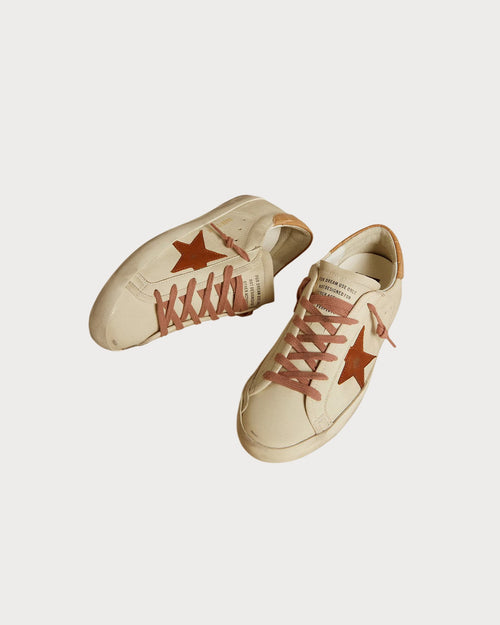 GOLDEN GOOSE Women’s Super - Star with leather star and crocodile - print leather heel tab | 黃金鵝 女款 Super - Star 搭配皮革星星與鱷魚紋皮革後跟標籤(滑石色) - LondonKelly 英國名牌代購