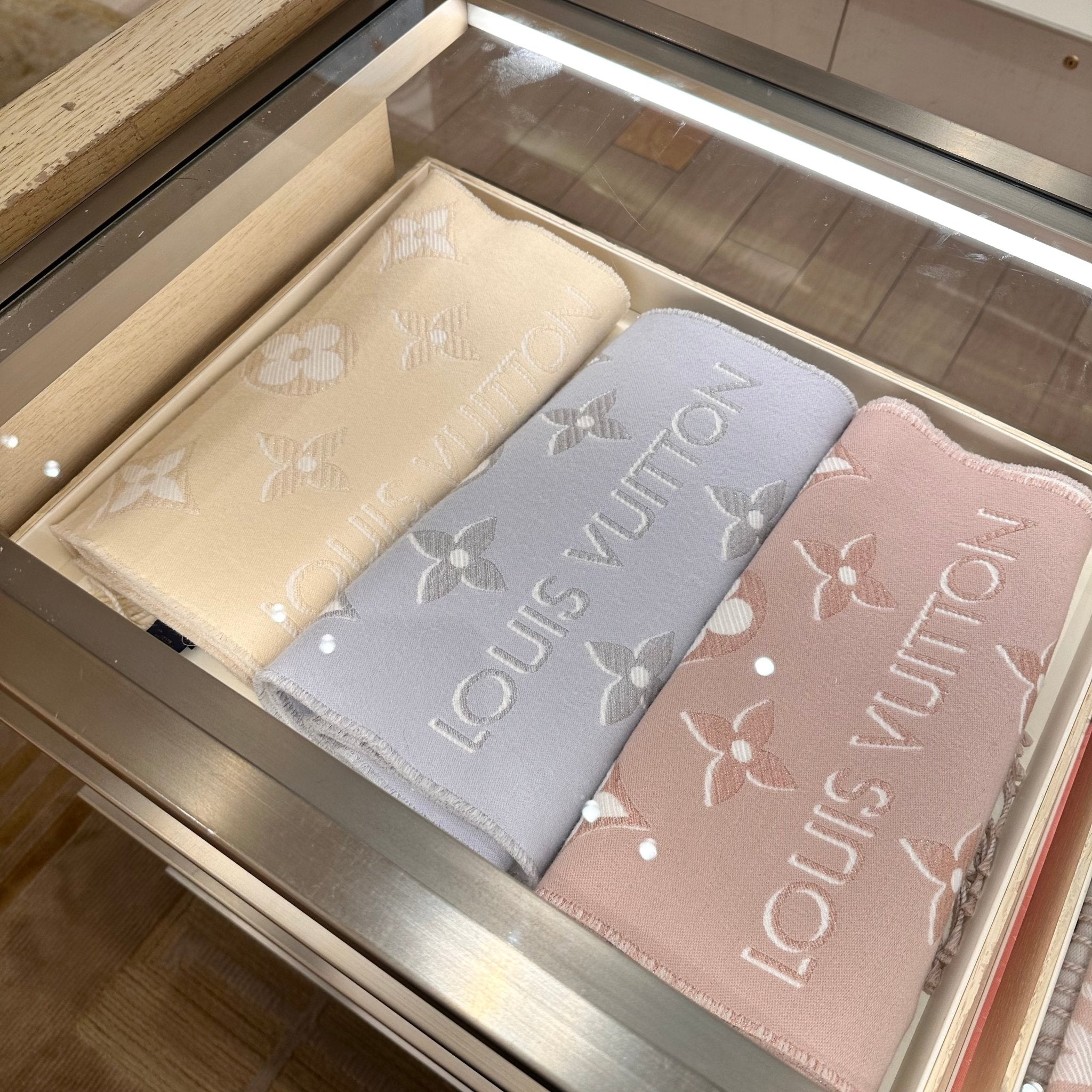 LOUIS VUITTON M78159 Essential Shine Scarf | Louis Vuitton neck  