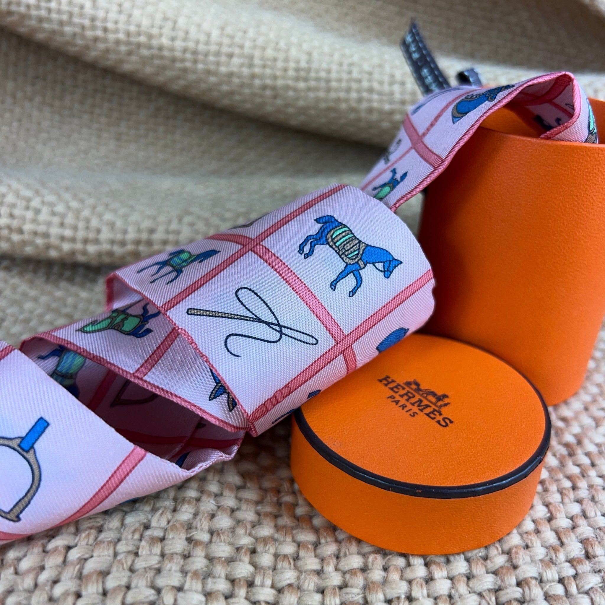 馬着 Couvertures et Tenues de Jour【HERMES】 Twilly Hermès Maxi-Twilly Cut 'Couvertures Et Tenues De Jour'