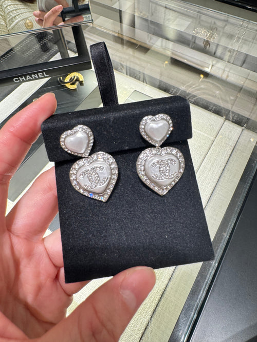 CHANEL Pearl Heart Earrings | 香奈兒 心心耳環 (銀色)