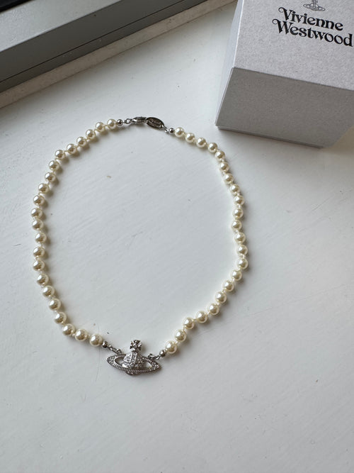 VIVIENNE WESTWOOD Mini Bas Relief Pearl Choker | 西太后短珍珠颈链(银色)