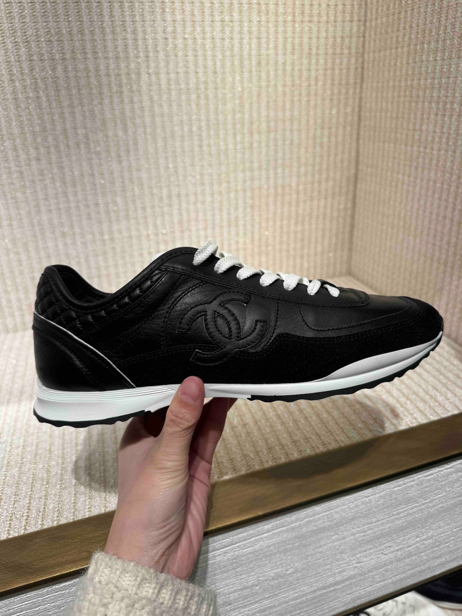 香奈儿G46373 CC Embossed Sneakers 皮革波鞋(黑色) | LONDONKELLY