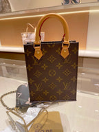 LOUIS VUITTON Petit Sac Plat Bag | 路易威登 迷你琴譜袋 (老花)